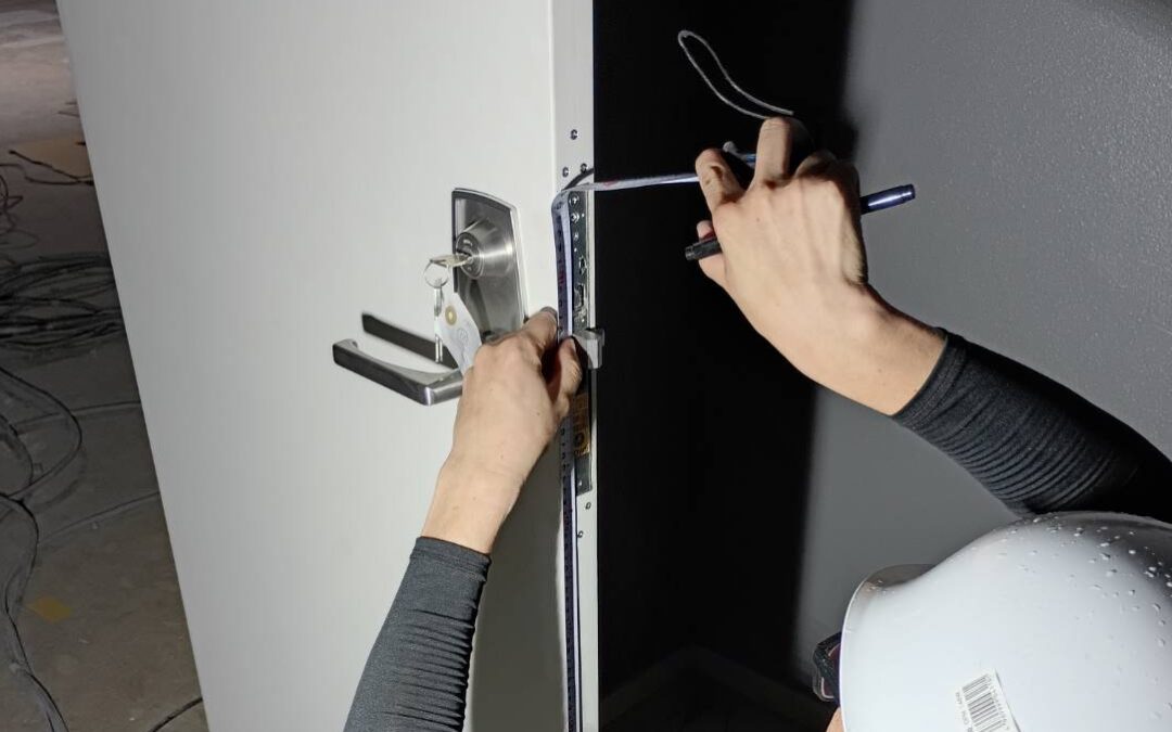 鉄扉に新規電子錠取付加工🔧🔨